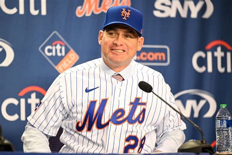 Carlos Mendoza pumps up the Mets after clinching their.